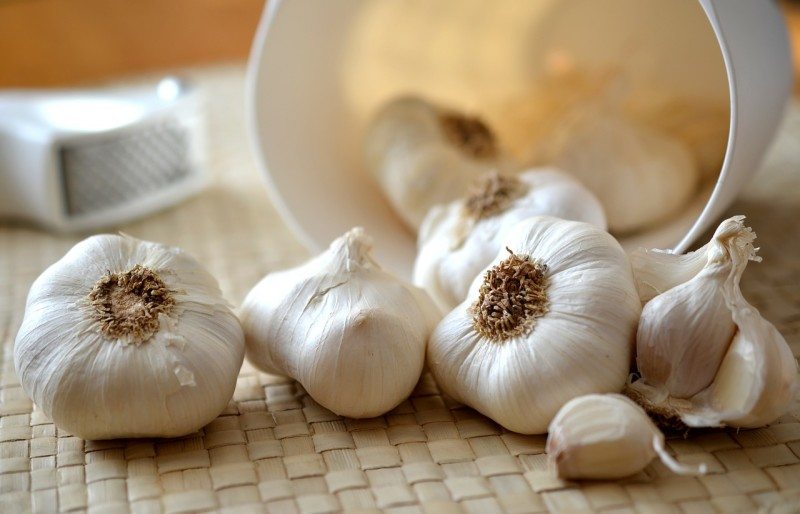 Lifehack: use a a jar to easily peel garlic