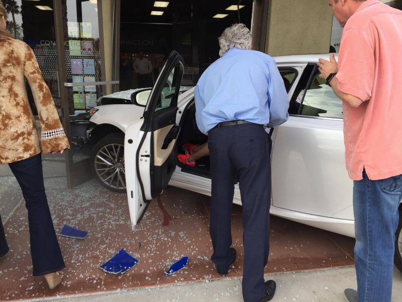 Car Crashes into postal store in Palm Desert