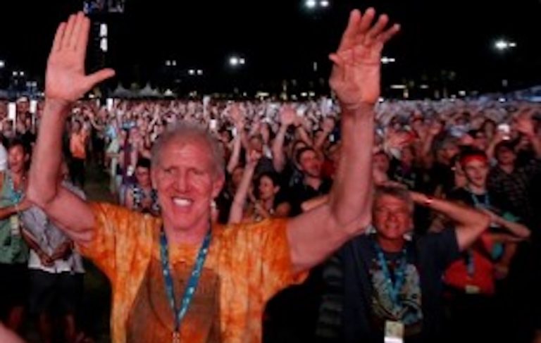 Bill Walton looks like he really enjoyed Desert Trip.  Guy behind him, not so much.