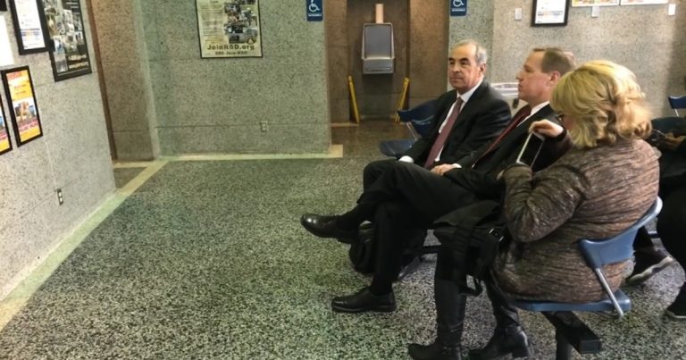 The former Mayor had to spend 30 awkward minutes waiting to get arrested