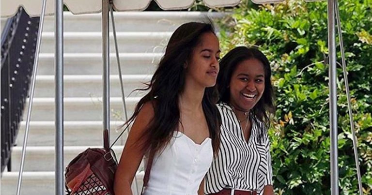 Sasha and Malia Obama grabbed a bite in Palm Springs