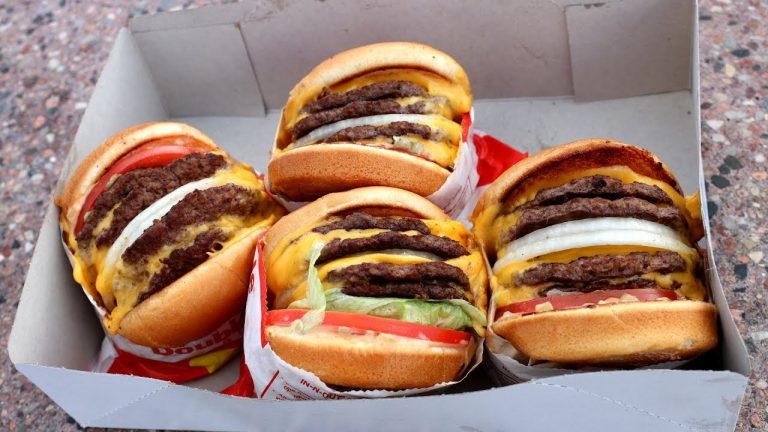 [WATCH] Matt Stonie chows down 4 In-N-Out 4×4 burgers in 3 minutes