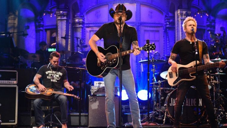 [WATCH] Jason Aldean opens SNL with tribute to Las Vegas