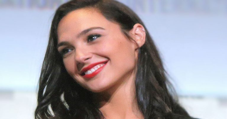 Gal Gadot to get award at the Palm Springs Rich People Prom