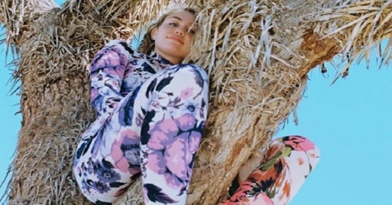 It appears Miley Cyrus has taken down her Joshua Tree pics