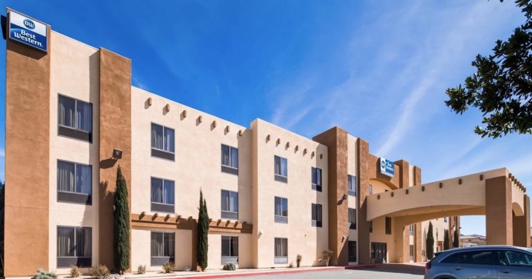 Man arrested in Yucca Valley for breaking hotel room window, throwing items from 3rd floor