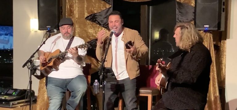 Here’s Oscar De La Hoya singing ‘La Bamba’ at an Indio bar